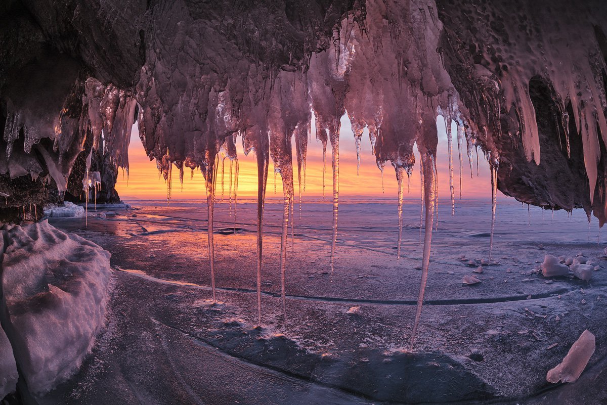Лед в пещерах Байкала
